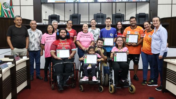 Atletas de Toledo premiados nos Jogos Paradesportivos do Paraná recebem homenagem no Legislativo