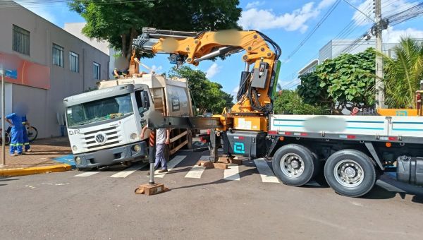 Caminhão de lixo afunda no asfalto e mobiliza operação com guindaste em Toledo