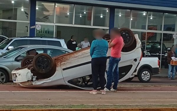 Celta capota após batida na Avenida Parigot de Souza