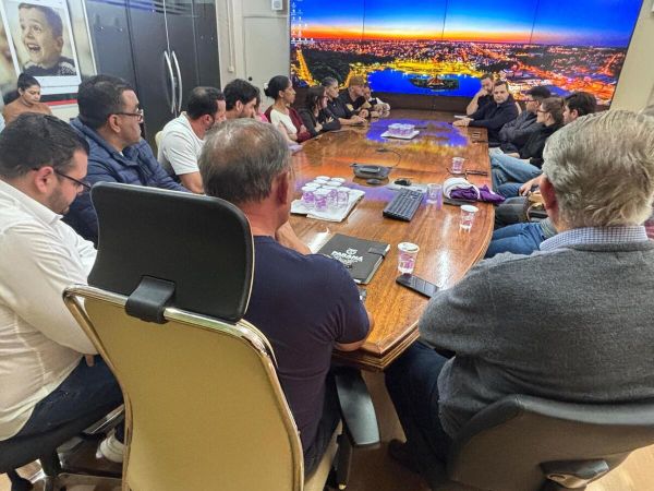 Ex-funcionários do HRT cobram salários e verbas rescisórias em reunião na Prefeitura