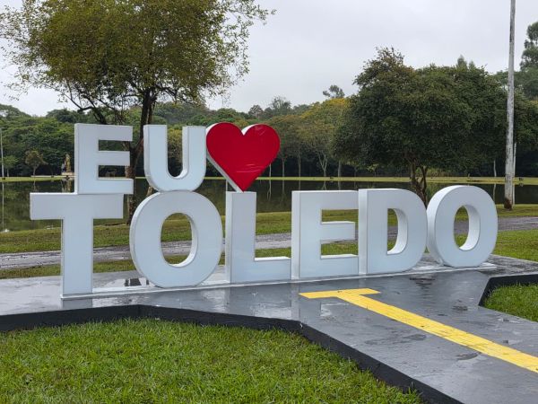 Parque dos Pioneiros recebe novo letreiro "Eu Amo Toledo" após votação popular