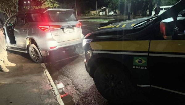 PRF recupera caminhonete roubada na fronteira com o Paraguai em Guaíra