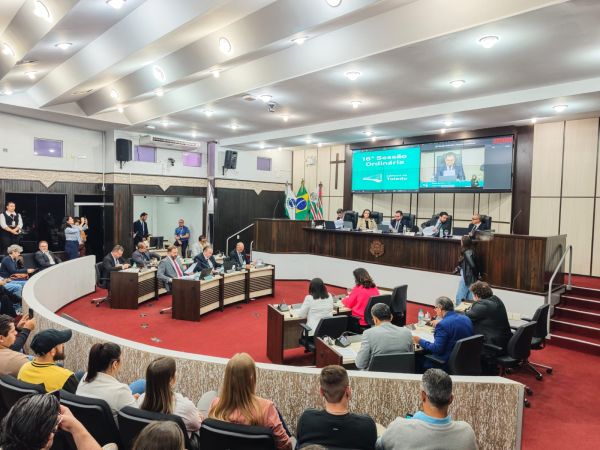 Sessão que pode cassar vereadores afastados começa com plenário lotado e forte esquema de segurança em Toledo
