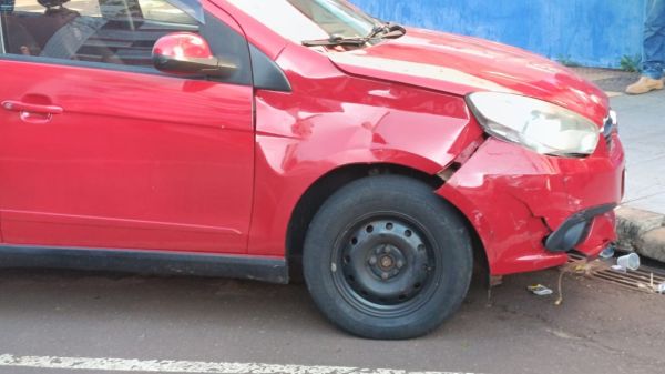 Motociclista de 60 anos fica ferido após colisão entre moto e carro no Centro de Toledo