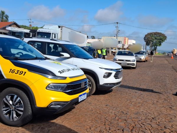 Polícia Rodoviária realiza ação do Maio Amarelo na PR-317 em Toledo