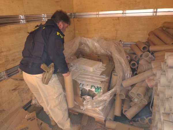 PRF apreende 275 quilos de maconha escondidos em carga de tubos de papel na BR-277, em Cascavel