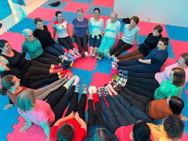Aulas de pilates com meias divertidas marcam chegada do frio em Toledo
