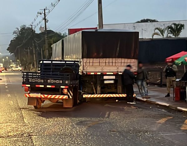 Motorista embriagado bate caminhonete em carreta estacionada no Jardim Coopagro