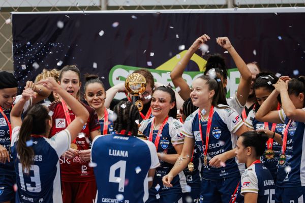 Stein Cascavel Futsal goleia o Barateiro, conquista o tricampeonato da Supercopa e garante vaga na Libertadores