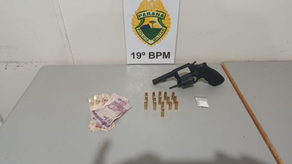 PM apreende arma, cocaína e prende dupla por tráfico no Jardim Santa Clara IV, em Toledo