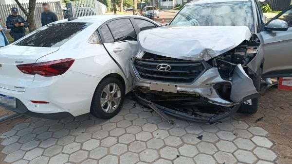 Onix e Creta colidem na Vila Industrial e param sobre a calçada