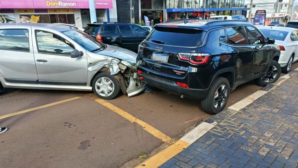 Mulher perde o controle e colide com carro estacionado na Av. Sen. Attilio Fontana