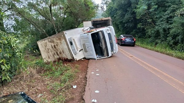 Caminhão frigorífico tomba em rodovia entre Toledo e Vila Nova; motorista saiu ileso