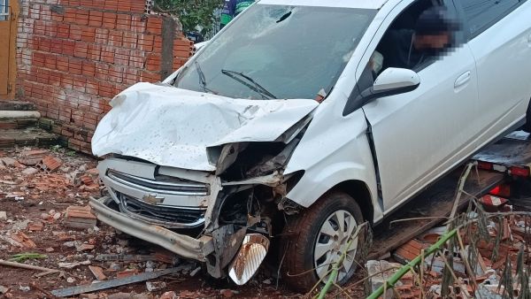 Carro derruba muro de residência após colisão com outro veículo em Toledo