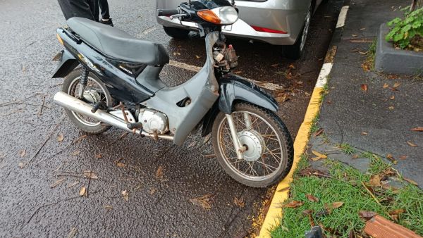 Colisão entre moto e carro deixa mulher ferida no Jardim La Salle
