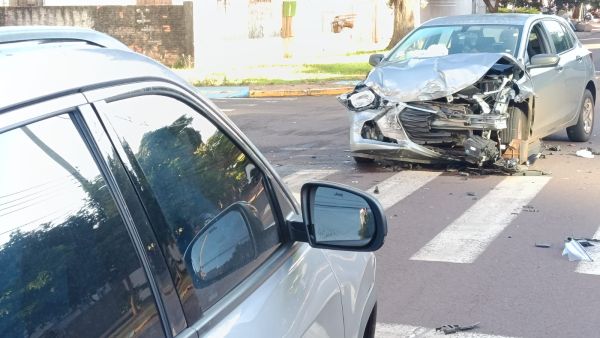 Jeep Compass gira na pista após colisão em cruzamento na Vila Industrial