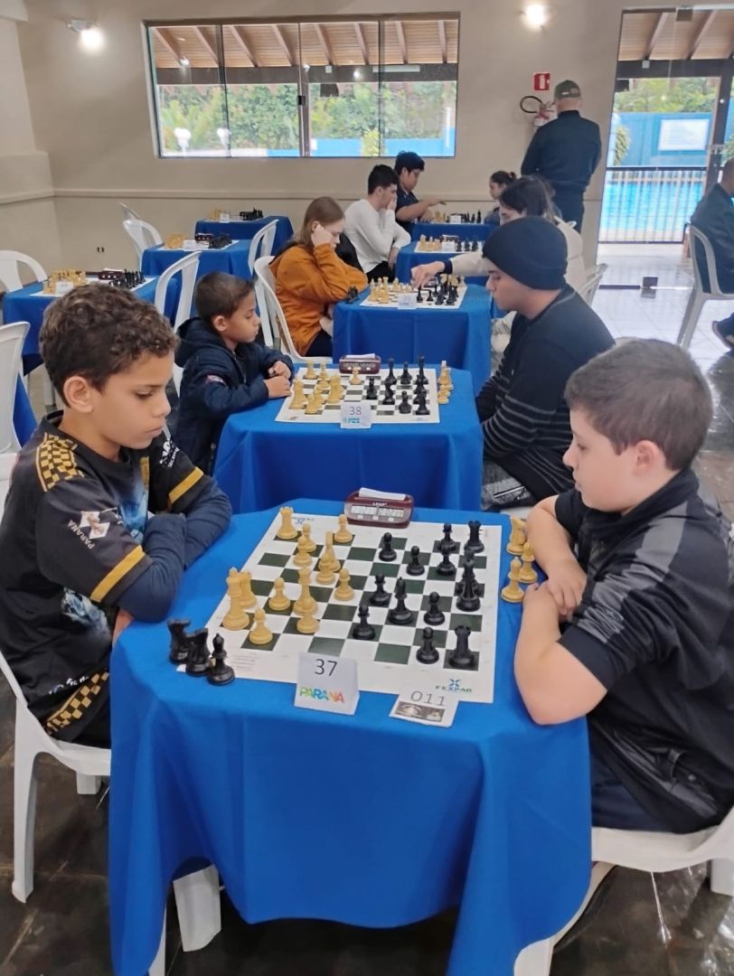 Alunos da Ação Social São Vicente de Paulo conquistam 13 medalhas em torneio internacional de xadrez em Foz do Iguaçu
