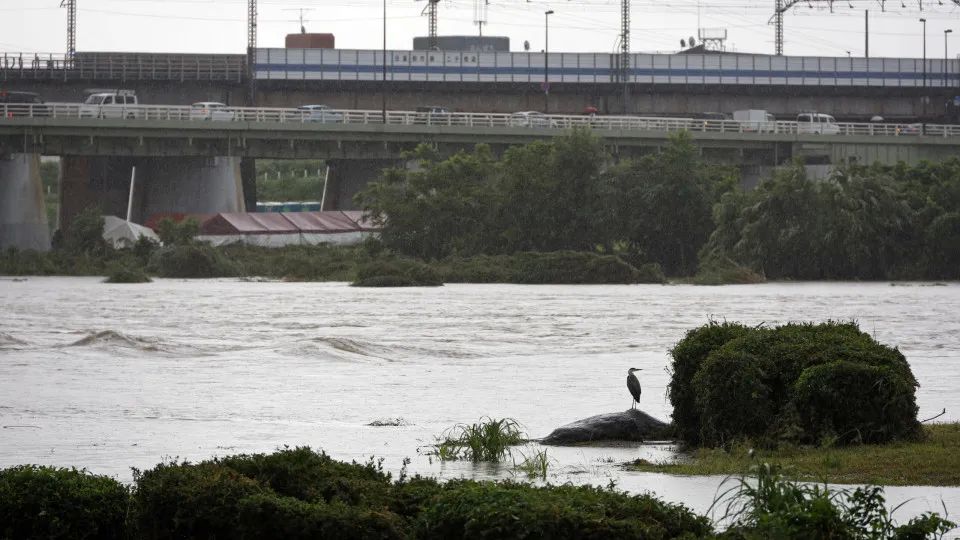 Tufão Jangmi deixa feridos, corta energia e cancela 600 voos no Japão