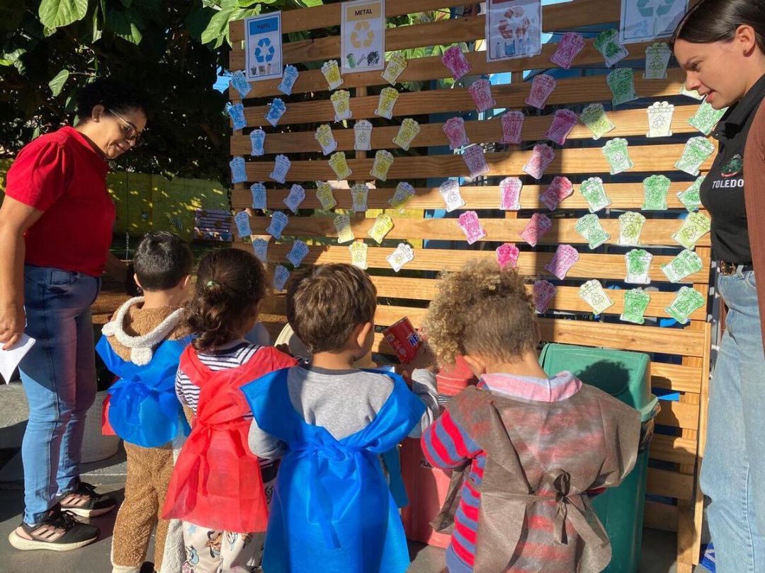 Crianças de Cmei de Toledo participam de atividade prática sobre reciclagem e conscientização ambiental