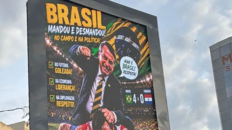 Paraguai manda retirar painéis que traziam montagem com Jair Bolsonaro