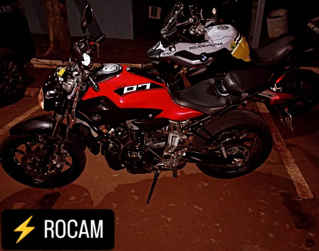 Motociclista empina moto em via movimentada, oculta placa e tem veículo apreendido em Toledo