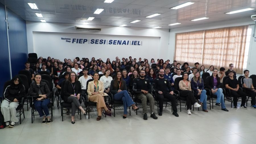 Uniprati promove conscientização sobre segurança digital e proteção das mulheres para jovens aprendizes