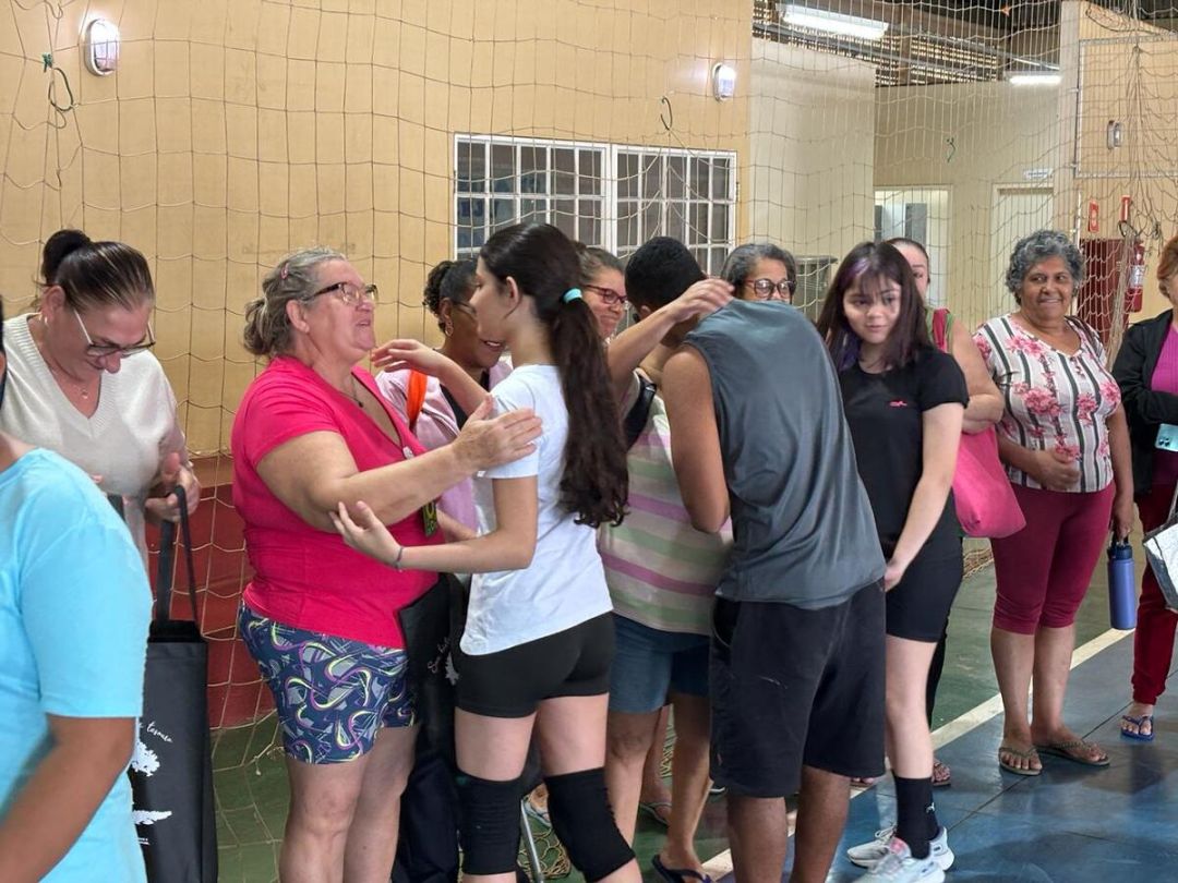 Jovens Agentes de Cidadania entregam kits de higiene a idosos abrindo o Junho Violeta