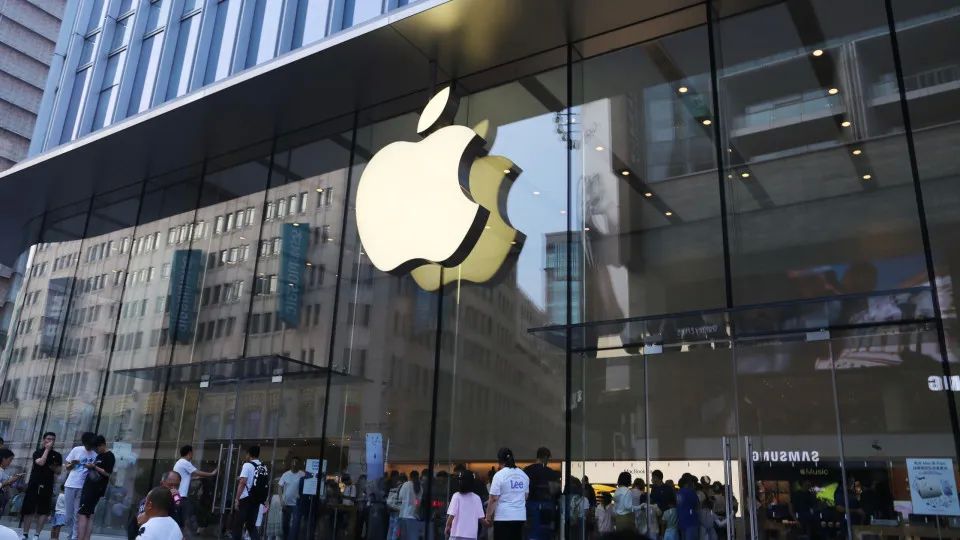 Apple vai usar metal líquido na articulação do iPhone dobrável