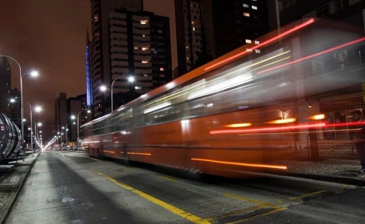 Homem deixa hospital, é atropelado por biarticulado e volta em estado grave para internação