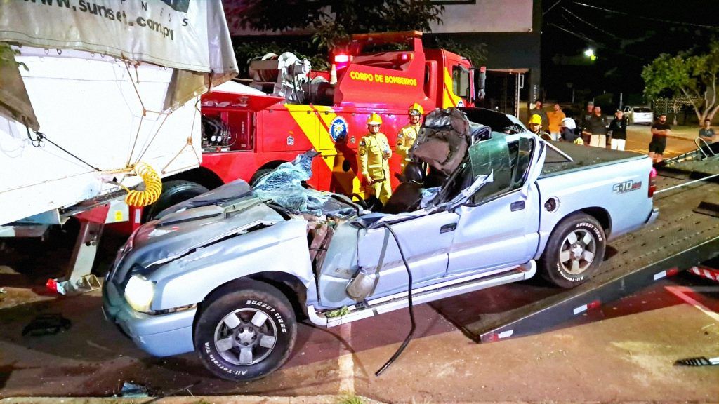 Motorista fica preso às ferragens ao colidir caminhonete em carreta estacionada em Cascavel