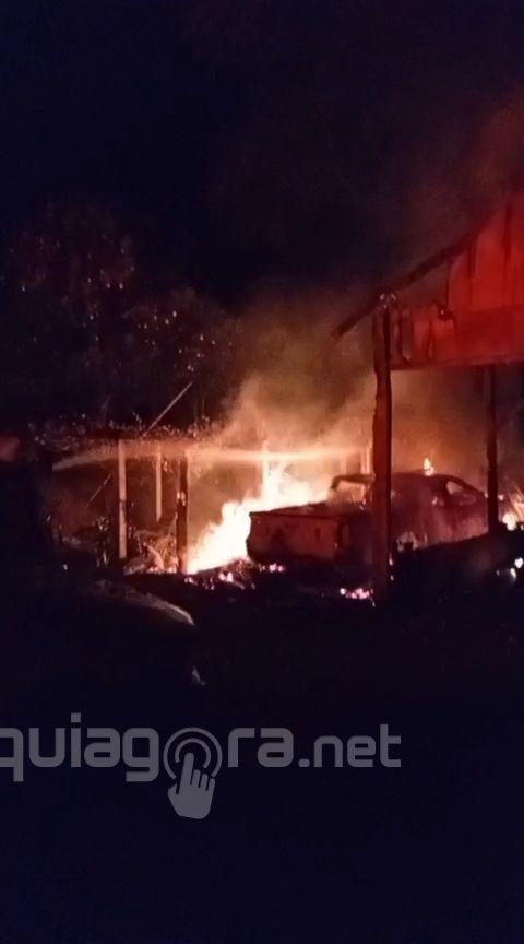 Incêndio destrói galpão e caminhonete na madrugada desta quarta-feira em Porto Mendes