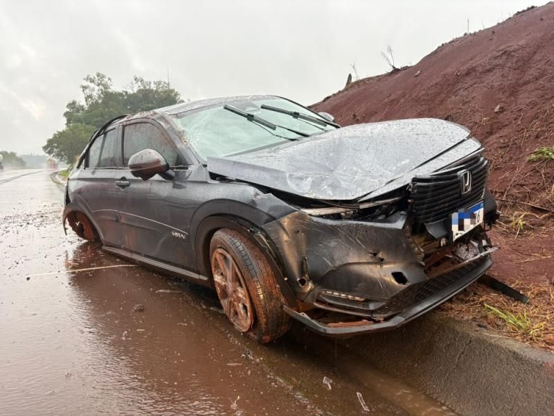 Carro capota na BR-163 em Mercedes e deixa vítima ferida