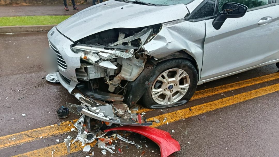 Colisão entre dois Ford Fiesta deixa uma pessoa ferida no Jardim Maracanã