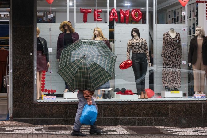 Dia dos Namorados: Procon-PR orienta consumidores sobre compras e trocas de presentes