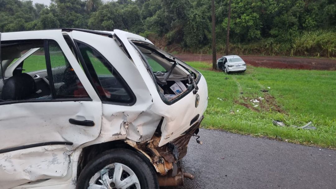Carro carregado com contrabando de cigarros se envolve em forte colisão na BR-277 em Santa Tereza do Oeste