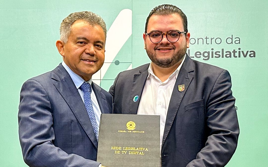 Câmara de Toledo assina acordo de cooperação em Brasília para implantação da TV Câmara Digital aberta no município