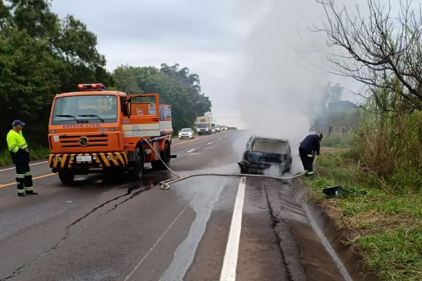 Incêndio destrói carro na PR-323 próximo à Polícia Rodoviária Estadual em Iporã
