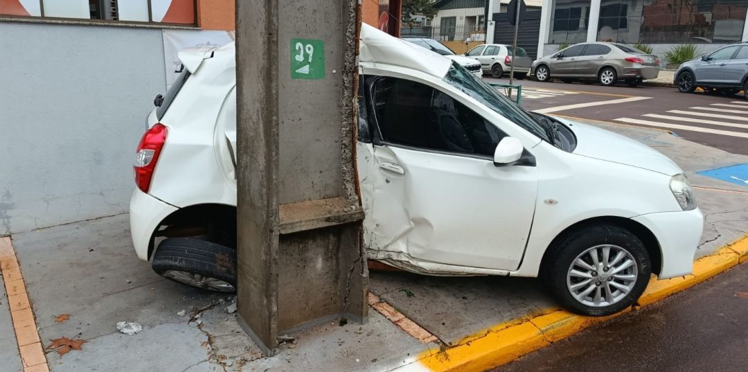 Mulher fica ferida após colisão contra poste; outra motorista abandona local