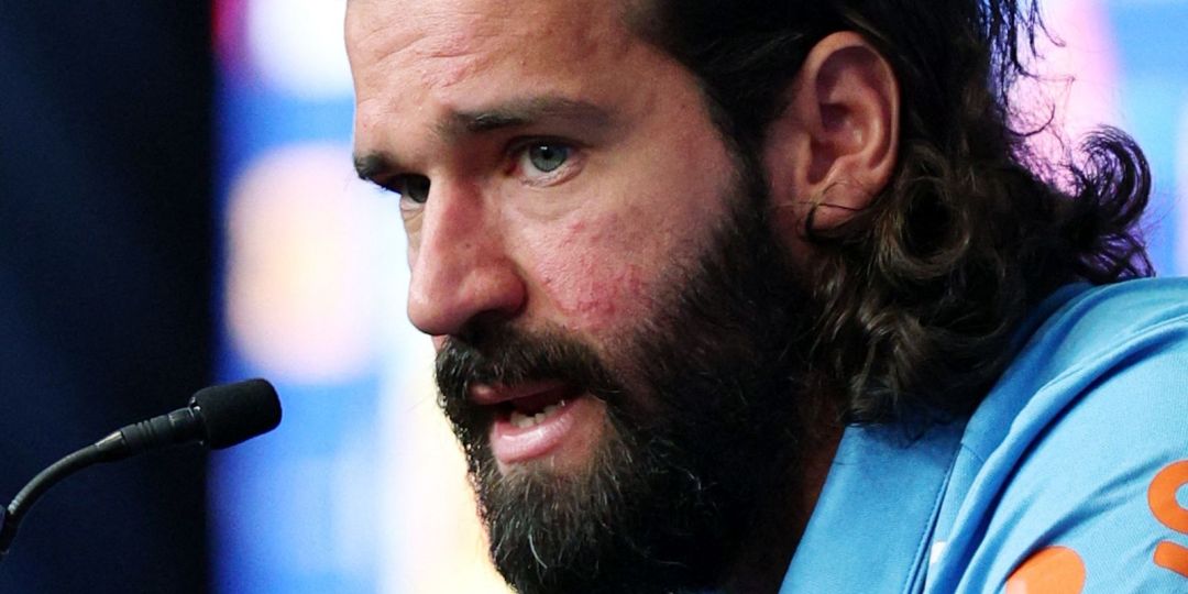 Perto de marca histórica em Copas, Alisson vê críticas como naturais