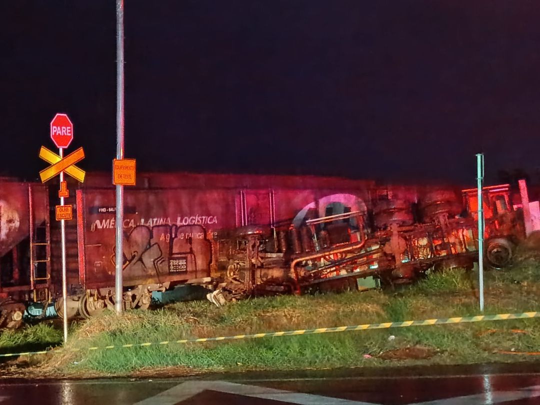 Caminhão-tanque é atingido por trem na BR-369 em Jandaia do Sul