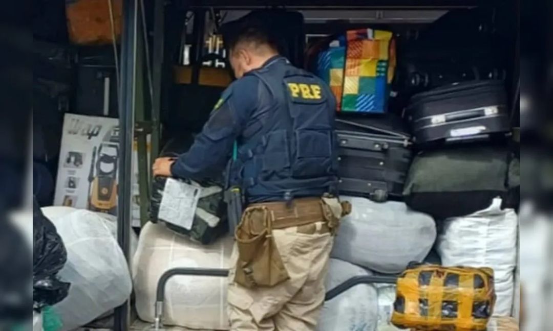 PRF encontra ossada humana e cinzas dentro de mala trancada com cadeado em ônibus interestadual