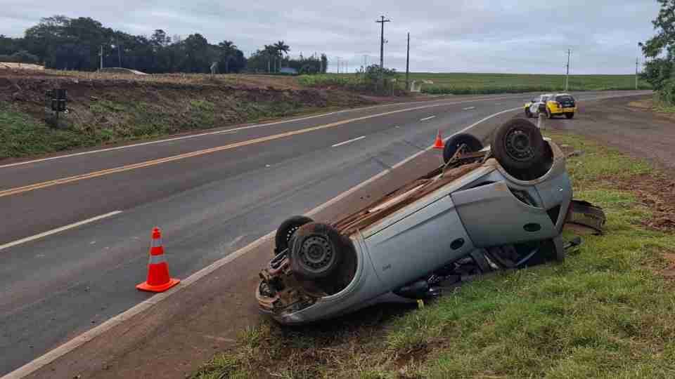 Cinco pessoas ficam feridas após carro capotar na PRC-467, em Marechal Cândido Rondon