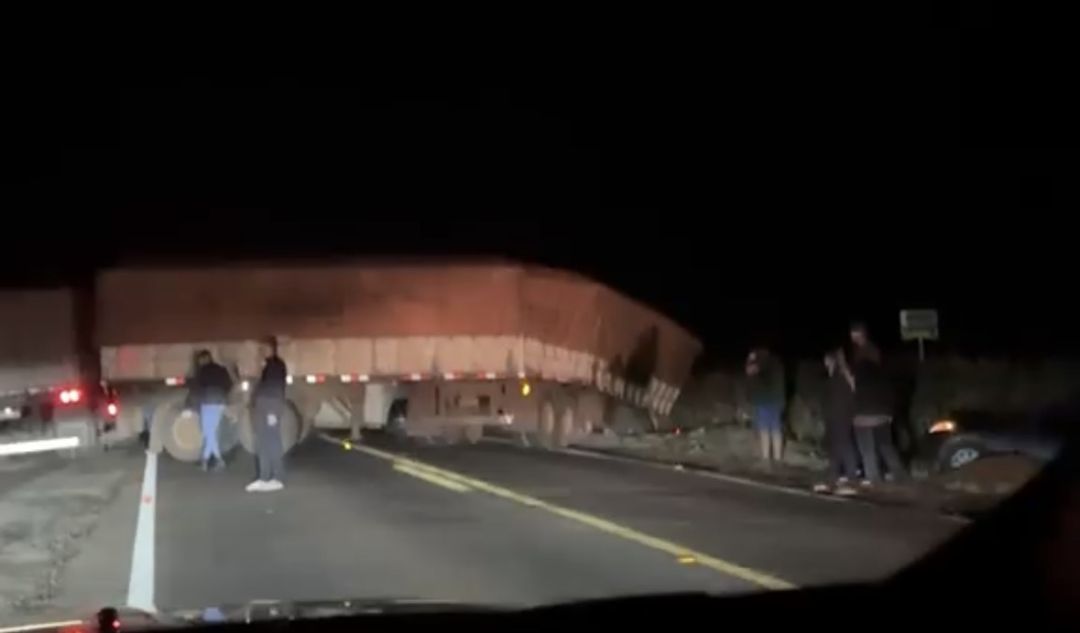Colisão entre carro e caminhão bitrem bloqueia trânsito na PRc-467 en Marechal