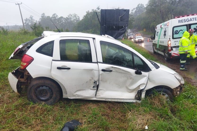 Tentativa de ultrapassagem termina em colisão entre carro e carreta na PR-323 em Umuarama