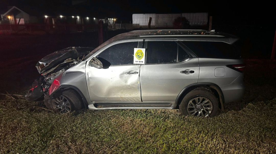 Caminhonete furtada é recuperada após perseguição e acidente na BR-277