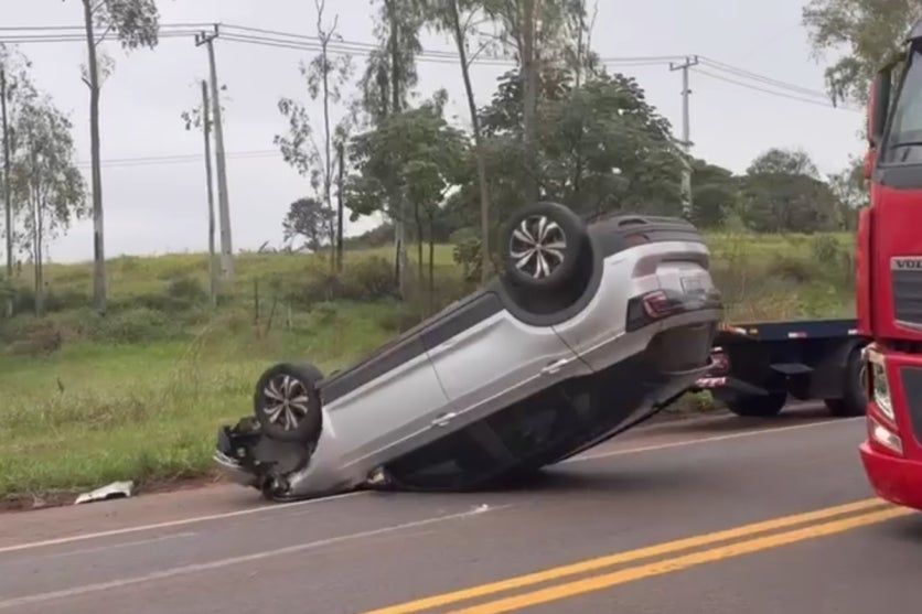 T-Cross capota após bater em Corolla na PR-323 em Umuarama
