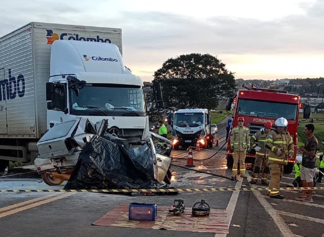 Gravíssimo acidente deixa três mortos e interdita BR-277 em Laranjeiras do Sul