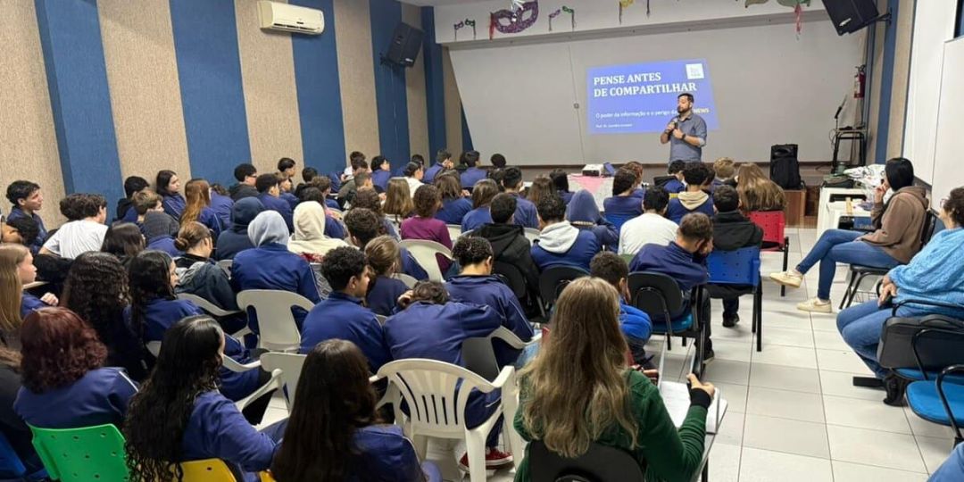 Professores da FAG Toledo ministram palestras sobre comunicação e combate a fake news para alunos da rede estadual de ensino
