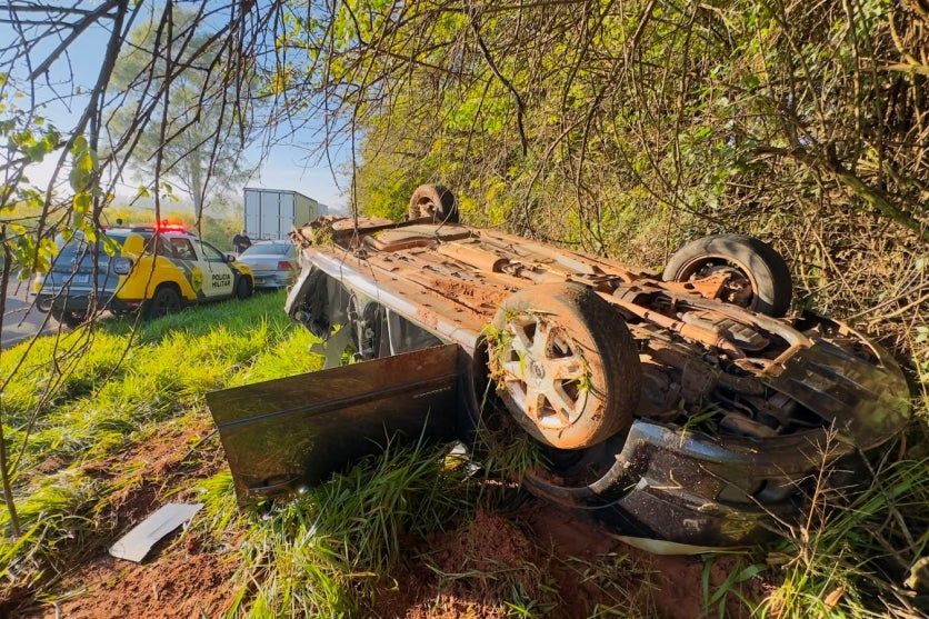 Engavetamento com quatro veículos termina em capotamento entre Serra dos Dourados e Umuarama