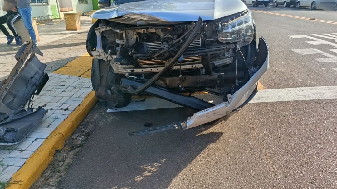 Colisão entre dois carros e uma moto deixa casal de idosos ferido no centro de Toledo